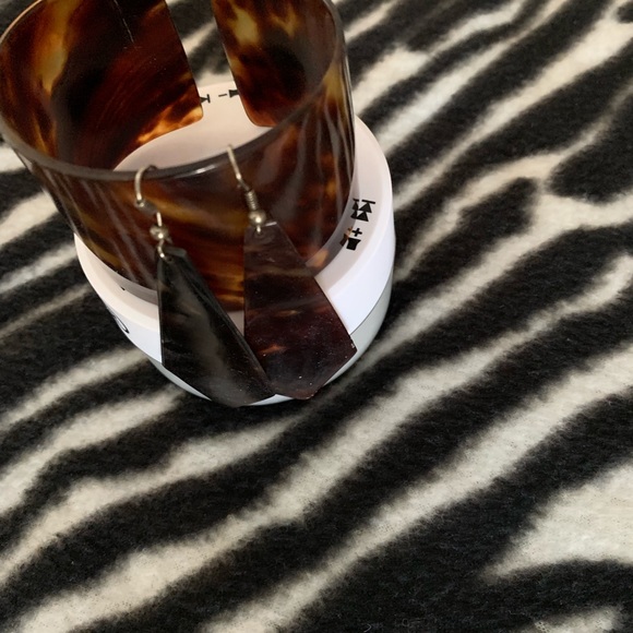 Cuff bracelet with earrings - Picture 3 of 4